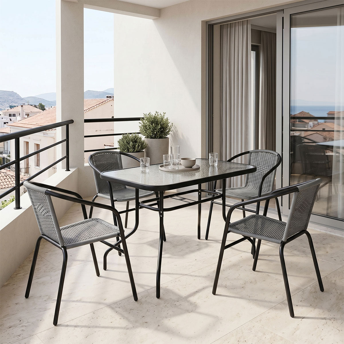 Модерен трпезариски сет Beamon со црна стаклена маса и четири сиви столици од PE ратан со метална конструкција
