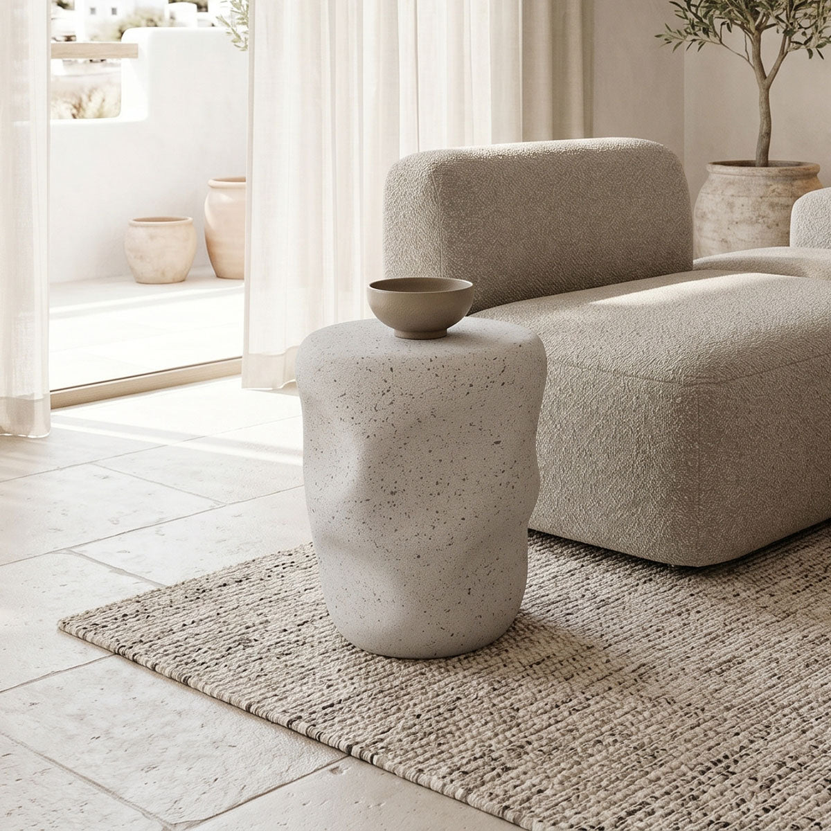 Модерна, естетска и уникатна цилиндрична помошна масичка Side Table Selara од зајакнат бетон во чиста бела боја со скулптурална монолитна база и мазна мат текстура