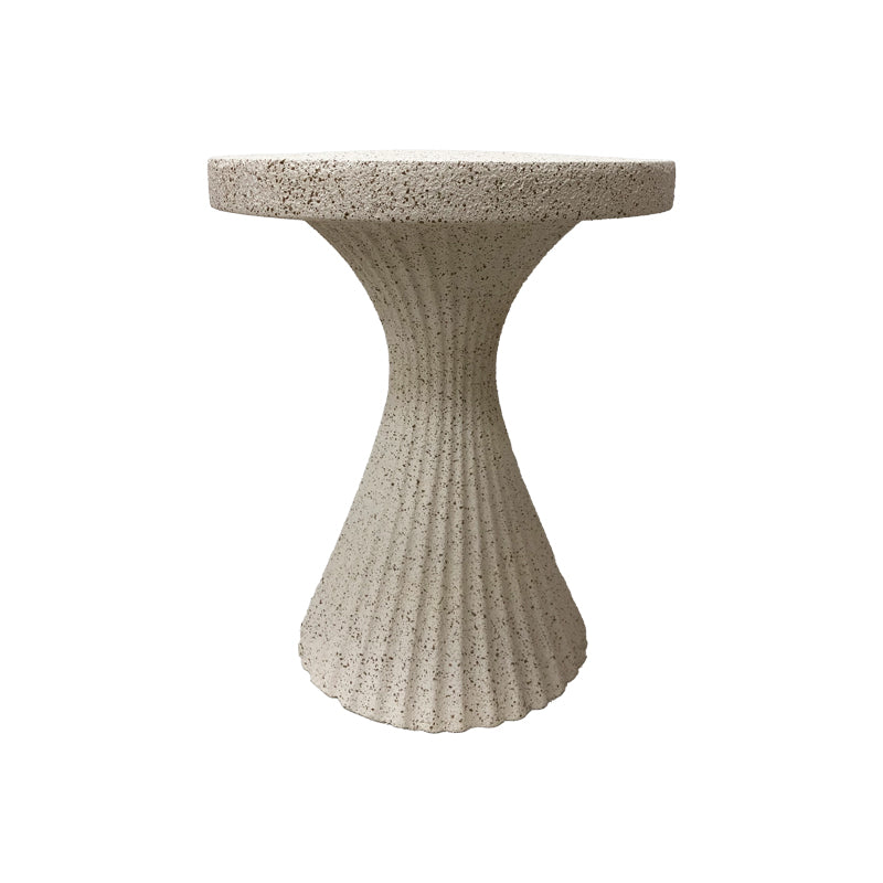 Модерна, естетска и уникатна цилиндрична помошна масичка Side Table Ultic од зајакнат бетон во нежна екру крем нијанса со софистицирана монолитна база и мазна мат текстура