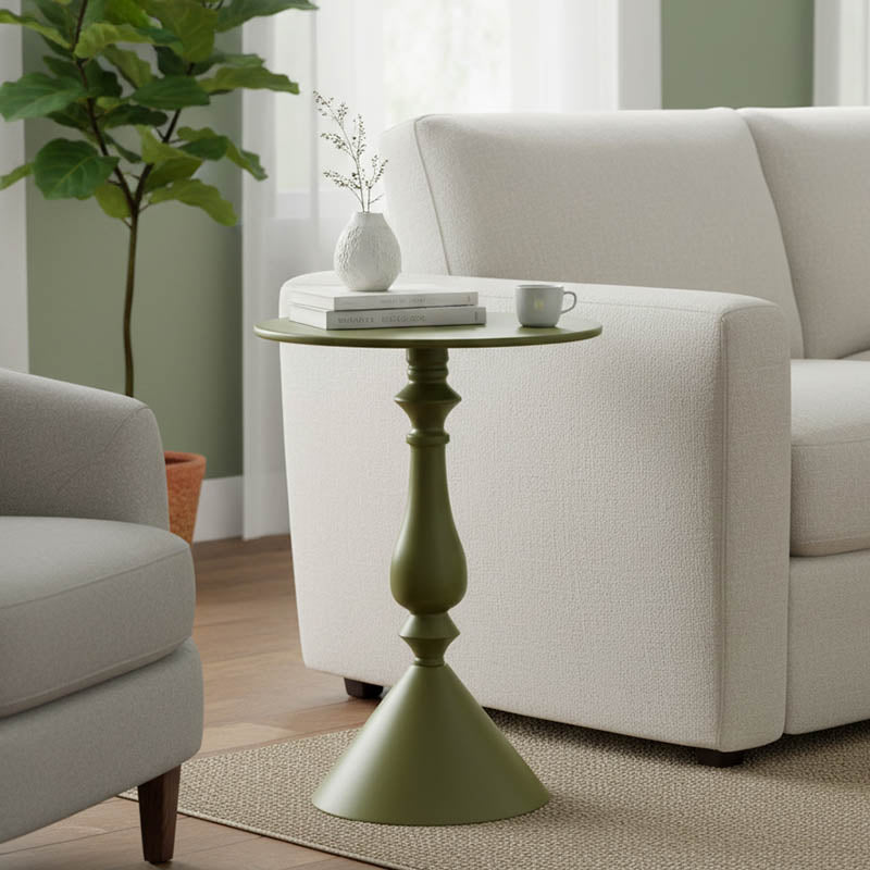 Модерна тркалезна странична масичка Side Table Vedaun изработена од цврст структурен метал во смирувачка маслинесто зелена боја, со паметна геометриска основа и тенок лоунџ профил