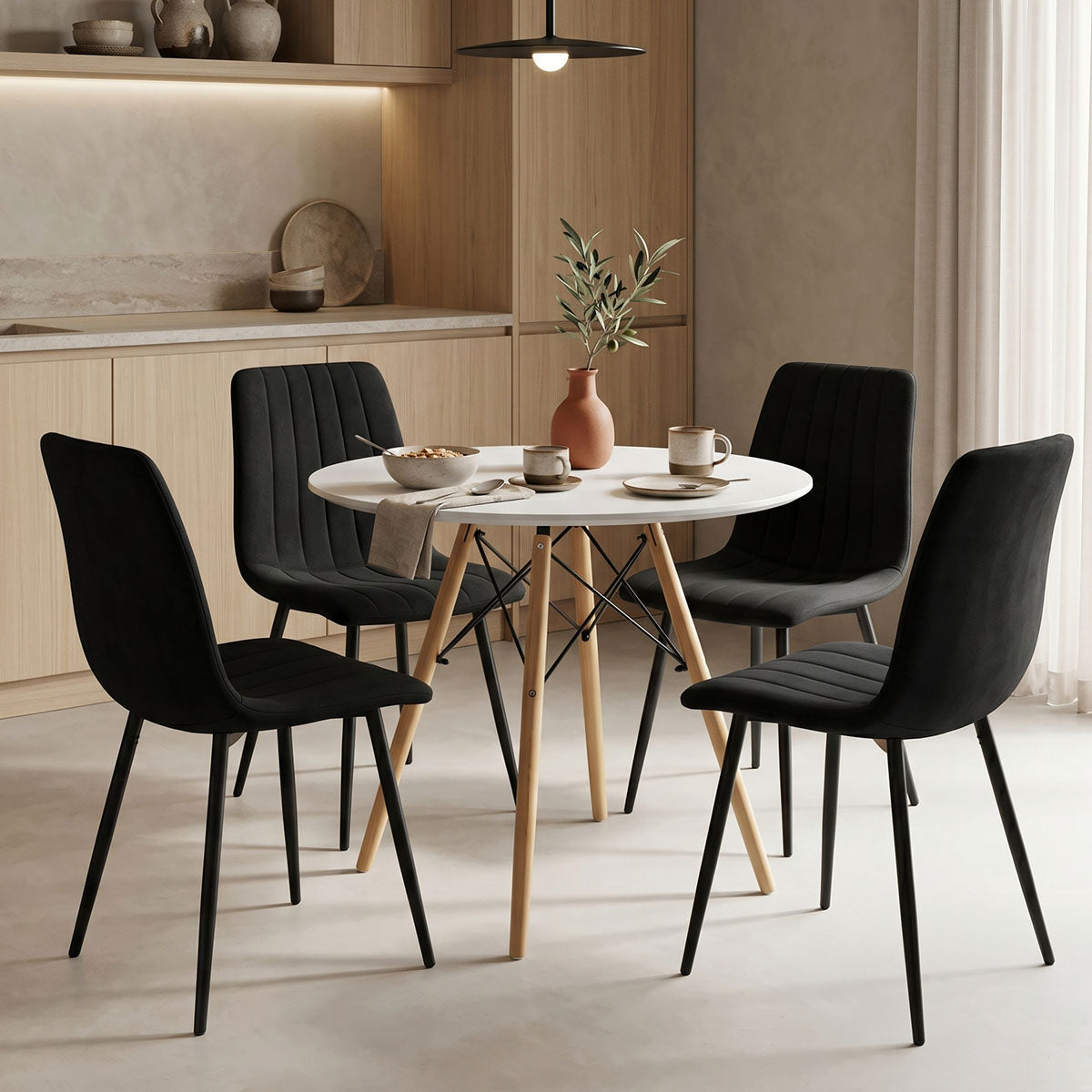 Модерен и компактен 5-делен трпезариски сет Dining Table Set Umberax кој вклучува тркалезна бела мат маса со натур дрвени ногарки и четири прилагодени темно сиви лоунџ столици