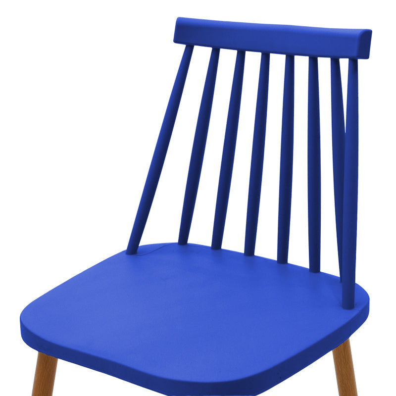 Модерна скандинавска трпезариска столица Chair Umberer со ергономско сино седиште од зајакнат полимер врз високостабилни метални ногарки во природна натур нијанса