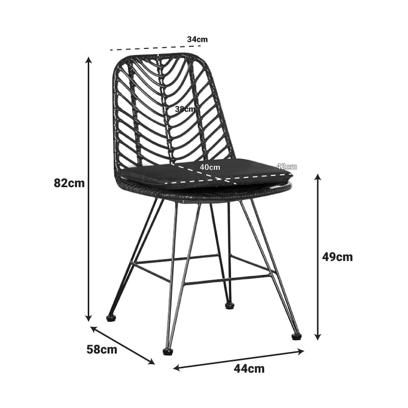 Модерно, естетска и уникатно градинарско столче Garden chair Jaxon од црн плетен PE ратан, со придружно меко црно перниче и цврсти црни метални ногарки