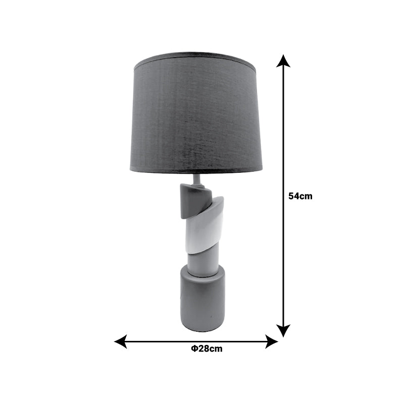 Модерна и уметничка столна ламба Firafold со скулптурална кафена керамичка база и заоблен ткаенин абажур со дијаметар од 28 cm