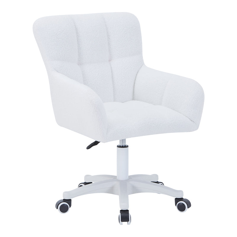 Модерна ергономска канцелариска и козметичка столица Office chair Xenoas тапацирана во луксузно меко бело теди крзно со хромирана база на тркала