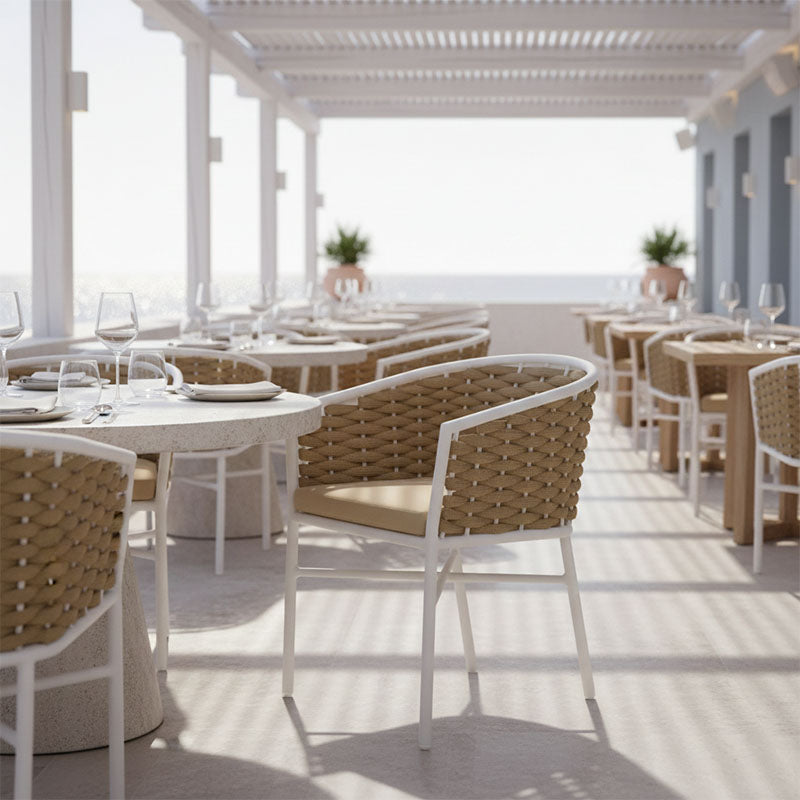 Елегантна градинарска фотелја Beldward со бела алуминиумска рамка и рачно плетено јаже во природна нијанса