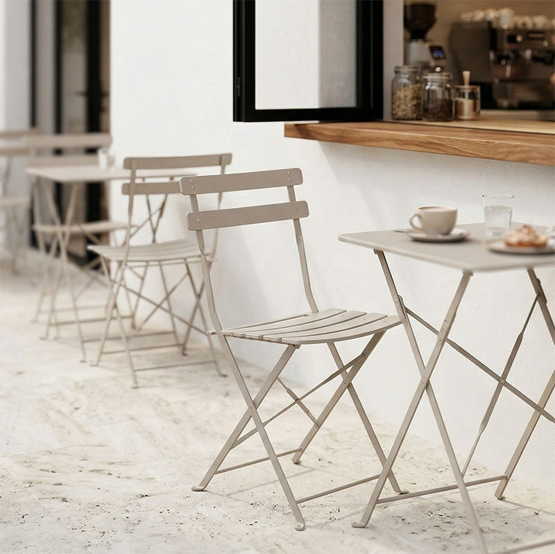 Преклопен метален Bistro стол Arisly во елегантна боја на шампањ со решеткаст дизајн на наслонот