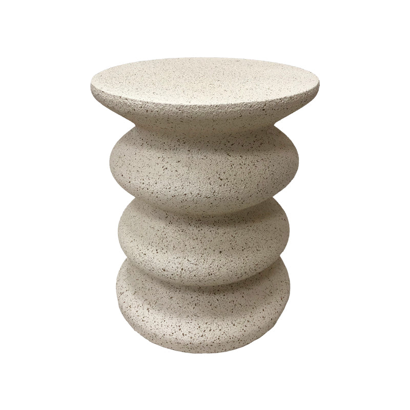 Модерна, естетска и уникатна цилиндрична помошна масичка Side Table Talia од зајакнат бетон во нежна екру крем нијанса со софистицирана монолитна база и мазна мат текстура