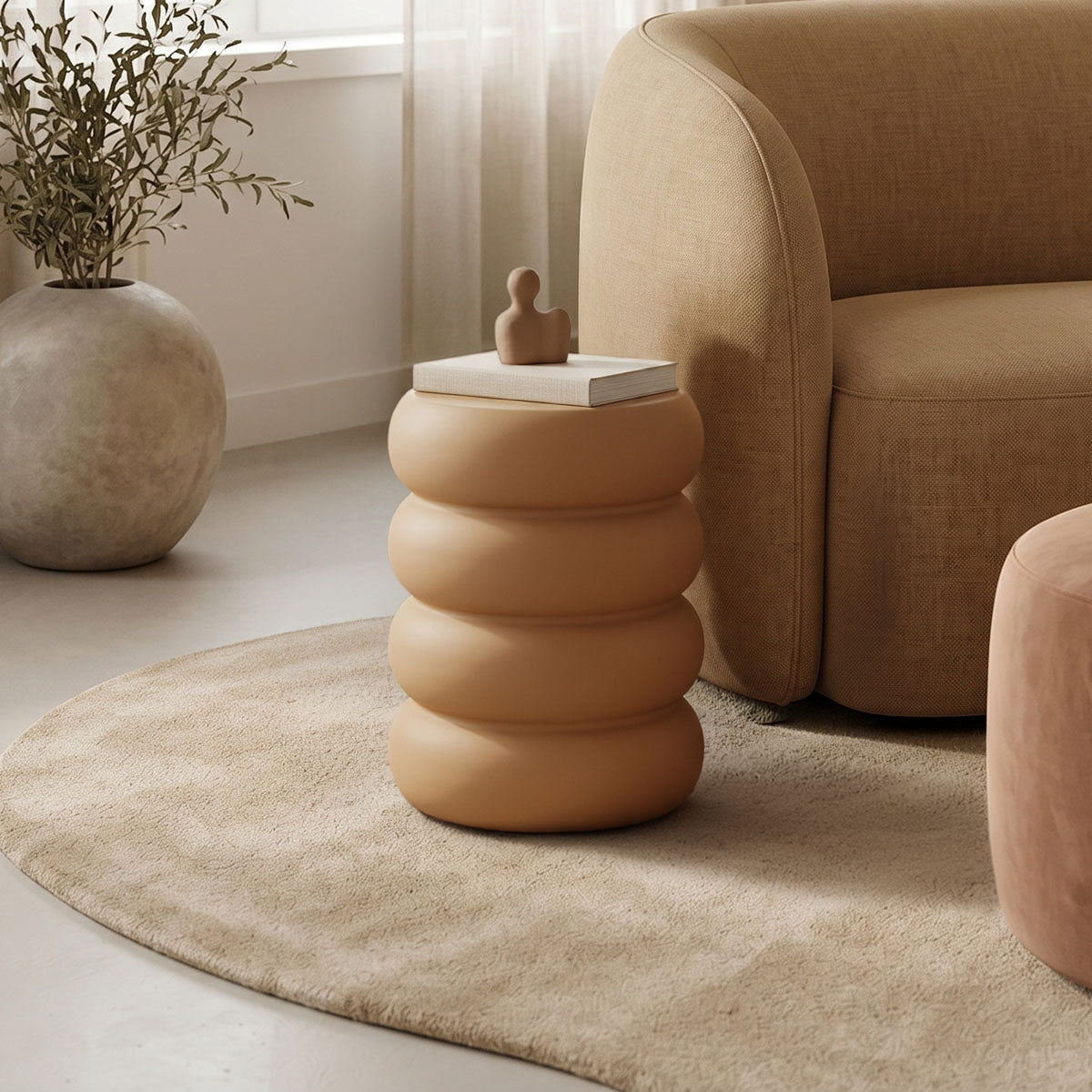 Модерна, естетска и уникатна цилиндрична помошна масичка Side Table Selas од зајакнат бетон во топла теракота боја со мазна текстура и стабилна монолитна база
