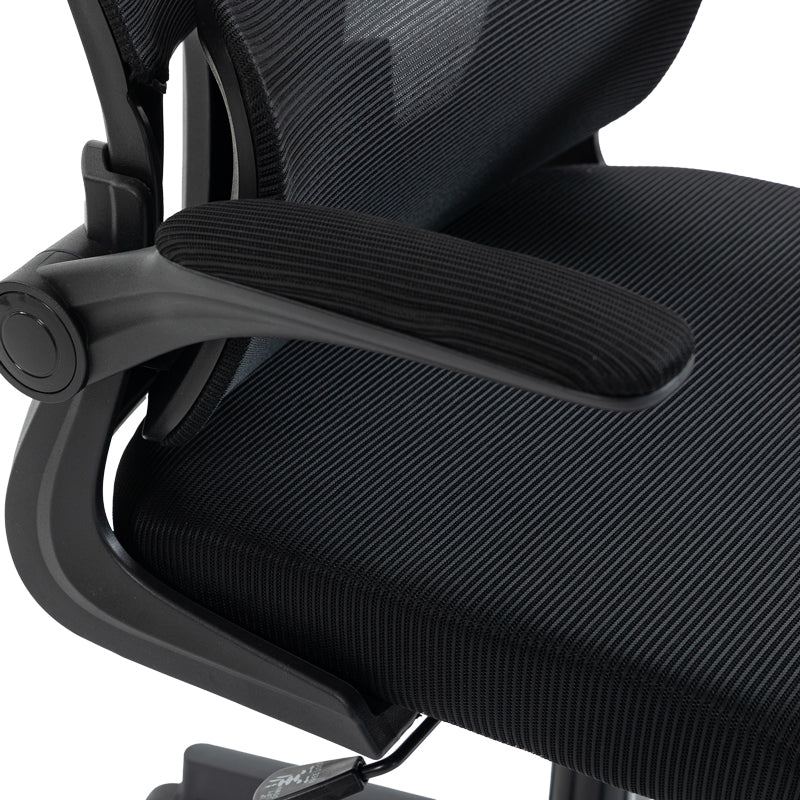 Модерна црна директорска канцелариска столица Director's Office Chair Umberex со анатомски наслон од дишлива мрежа, потпирачи за раце и засилена петкрака база на тркалца