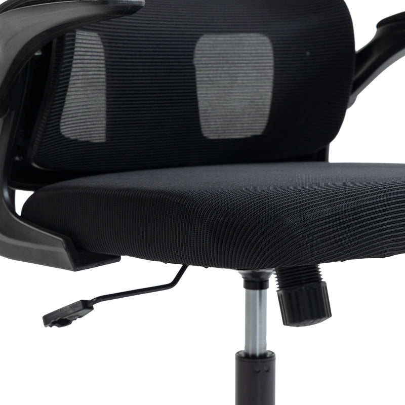 Модерна црна директорска канцелариска столица Director's Office Chair Umberex со анатомски наслон од дишлива мрежа, потпирачи за раце и засилена петкрака база на тркалца