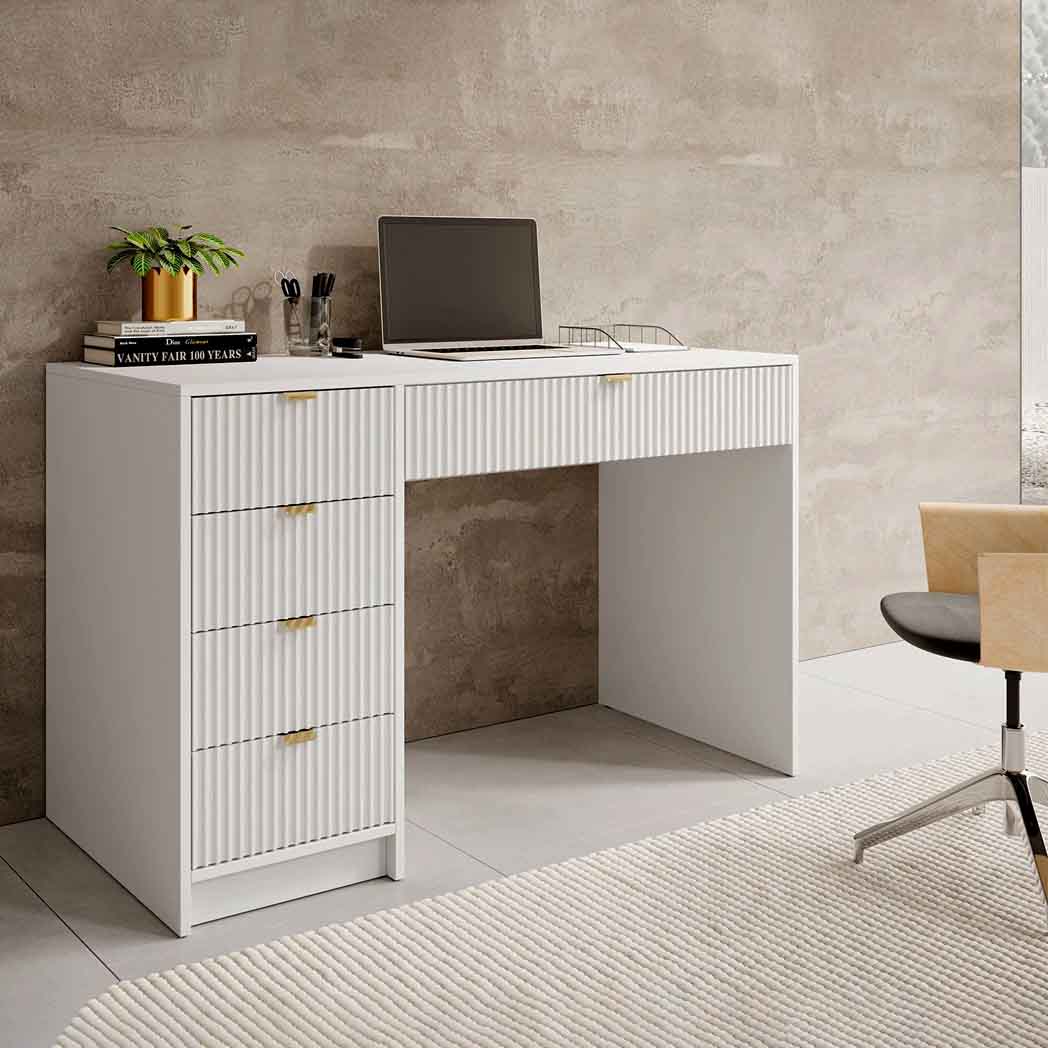 elegantno-belo-biro-so-luksuzni-zlatni-detali-za-rabota-i-sminkanje