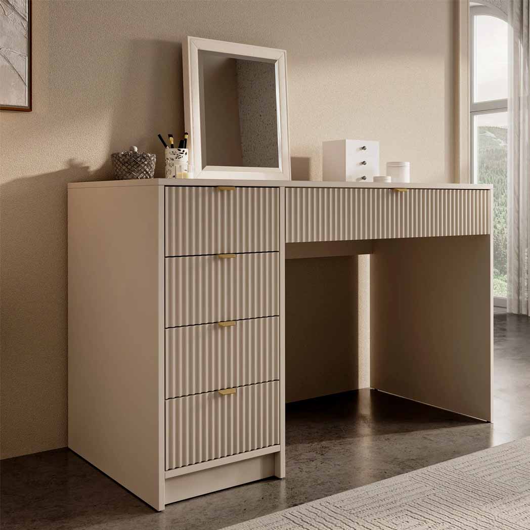 elegantno-bez-biro-so-luksuzni-zlatni-detali-za-rabota-i-sminkanje